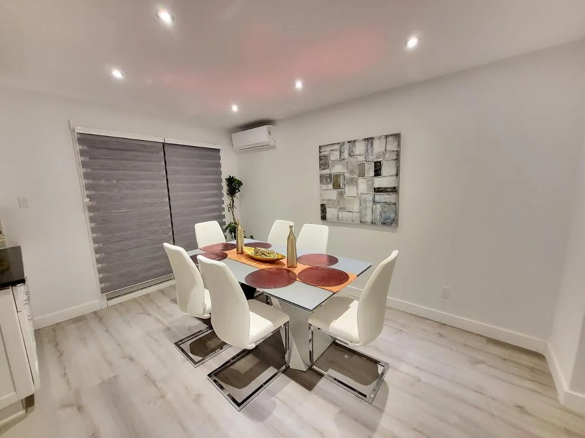Hébergement de vacances 4 Bedrooms Beautiful Townhouse Montréal