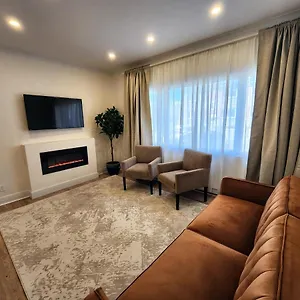 Elegant Two Bedroom With Office In Montréal